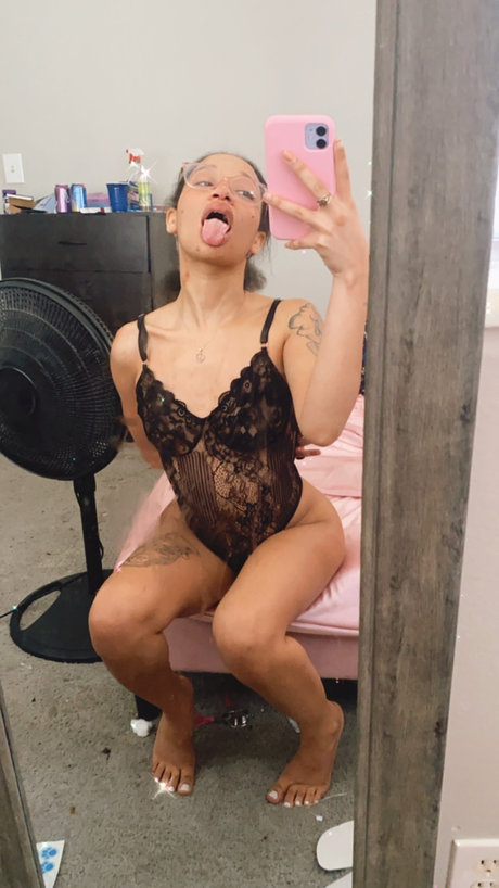 Naken läckt OnlyFans-bild av Tiny