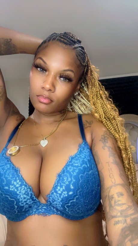 Naken läckt OnlyFans-bild av Phuckyotattzz