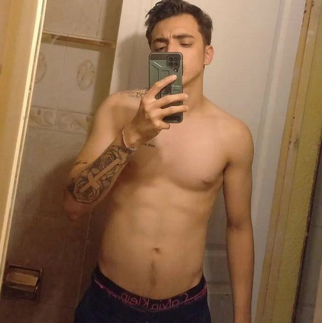 Alasti lekkinud OnlyFans-i pilt Pewee