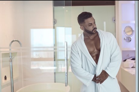 Naakte gelekte OnlyFans-foto van Yuri Petrone