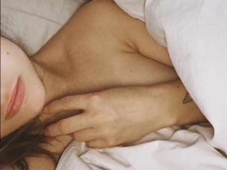 Nacktes geleaktes OnlyFans-Foto von  Petite Sonjas Evening Routine 