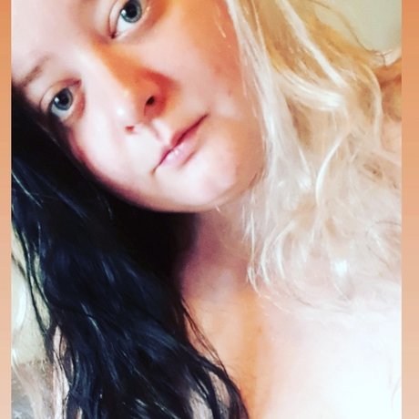 Обнаженная фотография утечки OnlyFans от Purple Mia