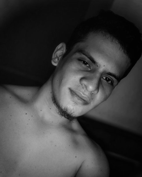 Naakte gelekte OnlyFans-foto van Luis Puentes