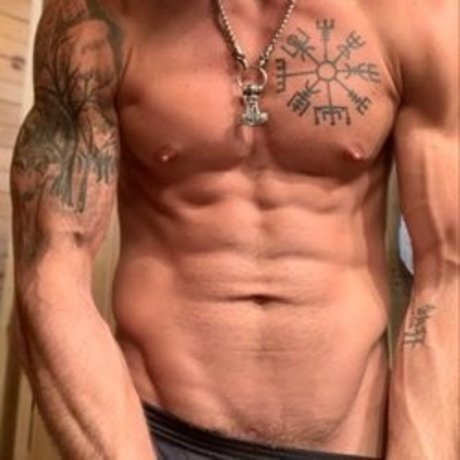 Alasti lekkinud OnlyFans-i pilt Primal Instinct