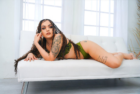 Naken läckt OnlyFans-bild av Prettylillpotheadd