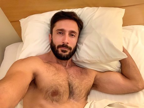 Naakte gelekte OnlyFans-foto van Rafael Wonsick