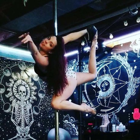 Nahá fotka uniklých OnlyFans od Pineapple Pole
