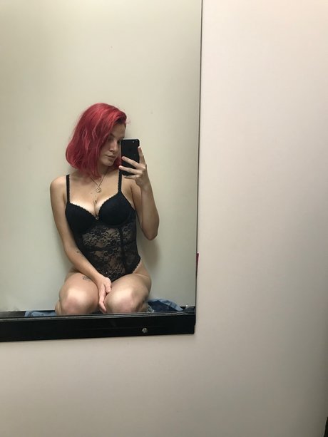 Naken läckt OnlyFans-bild av Red