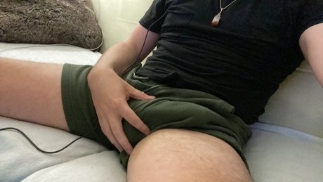 Naken läckt OnlyFans-bild av Gamer N Stoner With A Hairy Bod Free