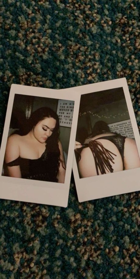 Naakte gelekte OnlyFans-foto van Renee Curtis