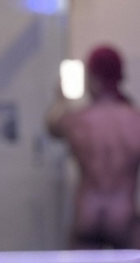 Naken läckt OnlyFans-bild av Raw And Verse