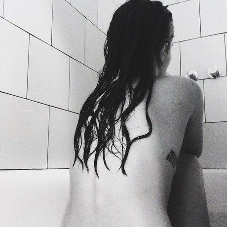 Naakte gelekte OnlyFans-foto van Rainy