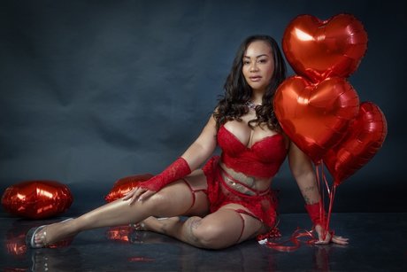 Alasti lekkinud OnlyFans-i pilt Layfer Rayka