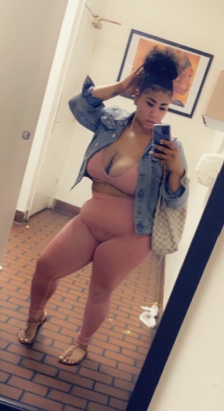Naken läckt OnlyFans-bild av Mariah Lee