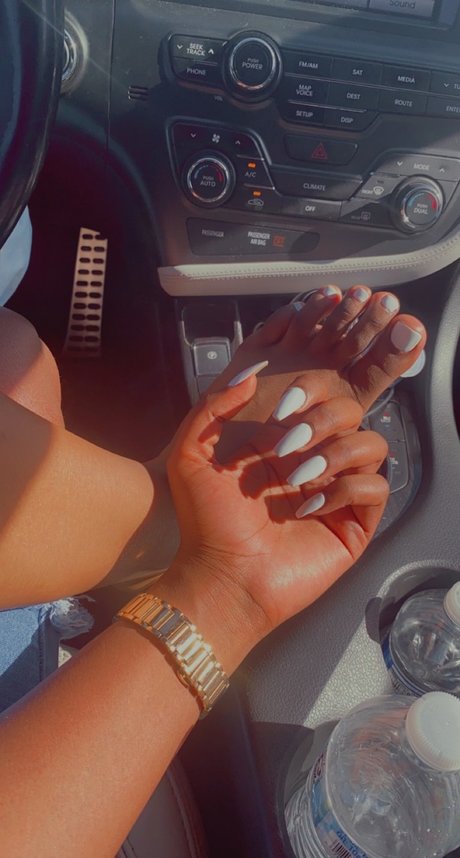 Naakte gelekte OnlyFans-foto van Arialeshea