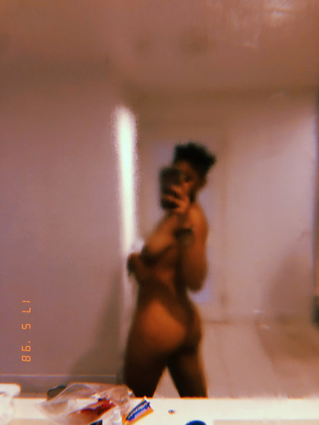 Alaston vuotanut OnlyFans-kuva Nona
