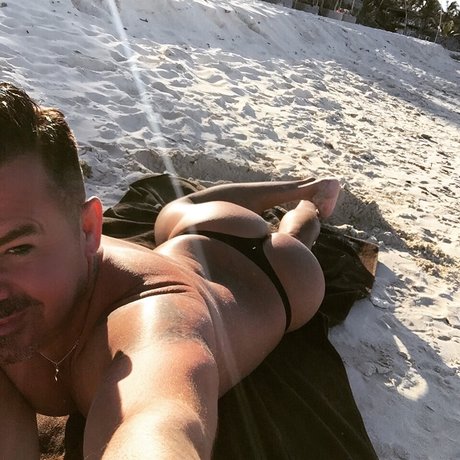 Naakte gelekte OnlyFans-foto van De La Cruz