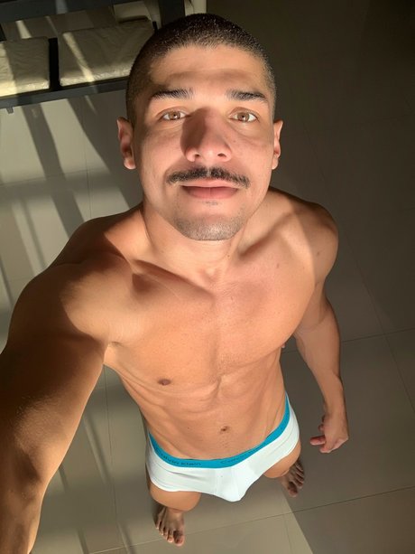 Naken läckt OnlyFans-bild av Mark Guz