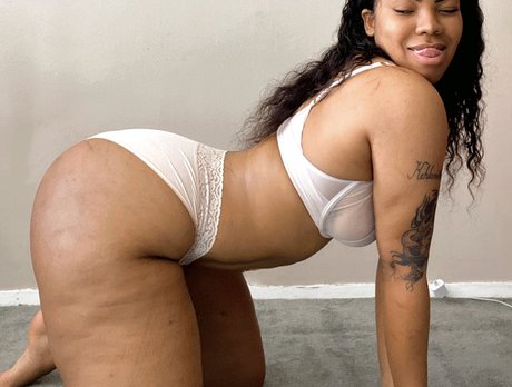 Naken läckt OnlyFans-bild av Panda 