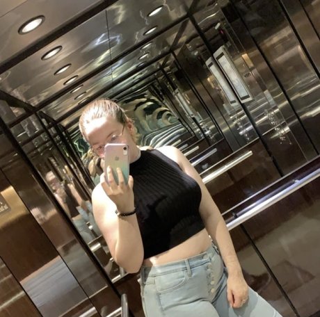 Naken läckt OnlyFans-bild av Alaina
