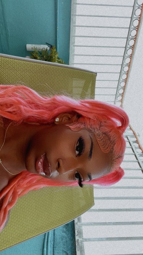 Naken läckt OnlyFans-bild av Bambii Dollazz
