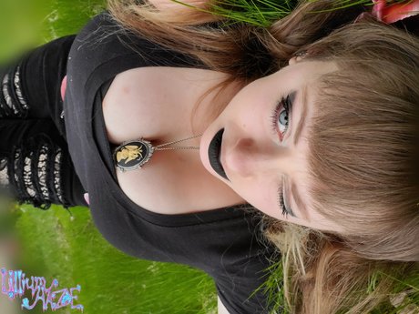 Naken läckt OnlyFans-bild av Lillium Haze