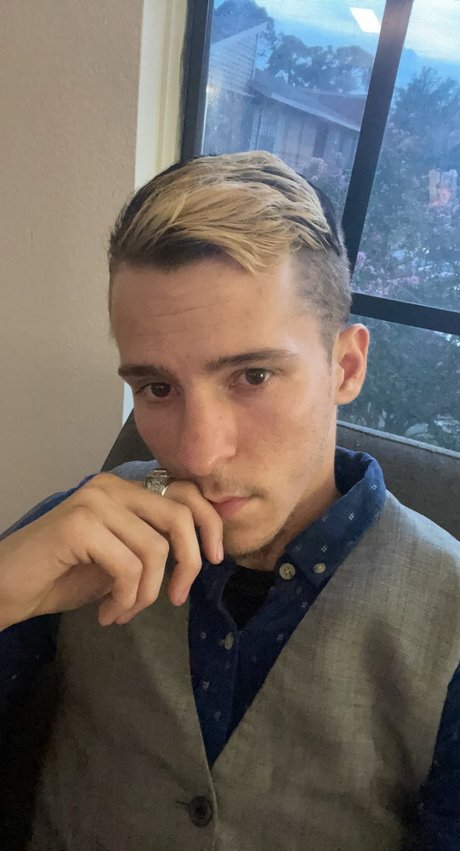 Alasti lekkinud OnlyFans-i pilt Alexander Cady