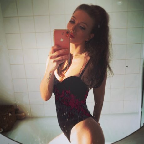Naken läckt OnlyFans-bild av Bambi
