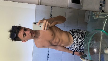 Naakte gelekte OnlyFans-foto van Mateo