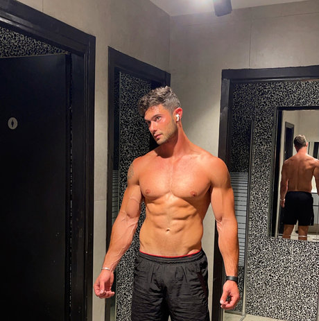 Alasti lekkinud OnlyFans-i pilt Master Apex