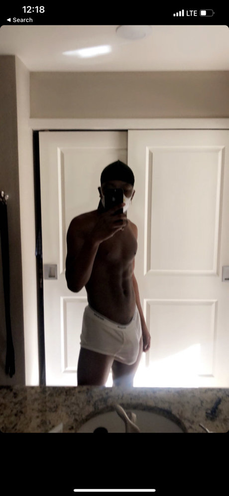 Naakte gelekte OnlyFans-foto van Call Me Daddy 