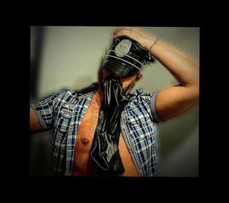 Naakte gelekte OnlyFans-foto van Masked Daddy 