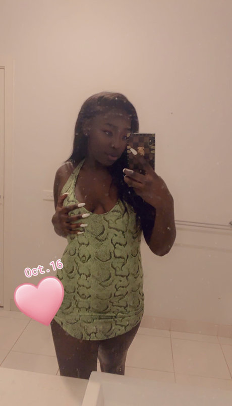 Photo nue de fuite OnlyFans de Blacbarbiana