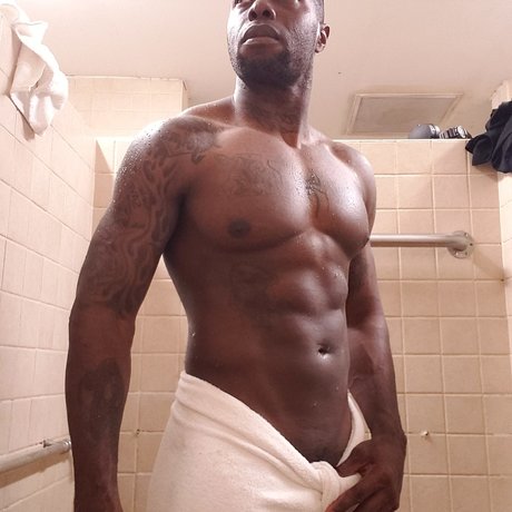 Alaston vuotanut OnlyFans-kuva Dark Essential