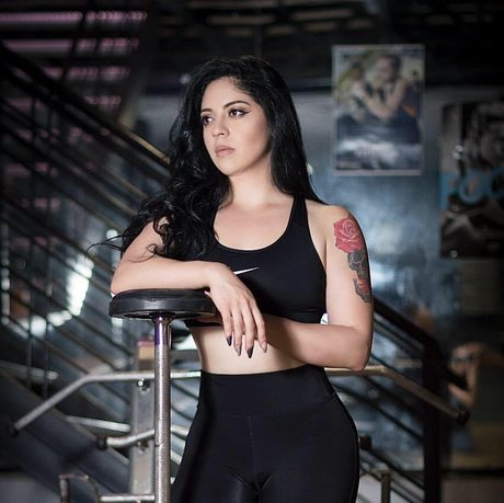 Alaston vuotanut OnlyFans-kuva Black Rose