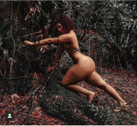 Naakte gelekte OnlyFans-foto van Beazus