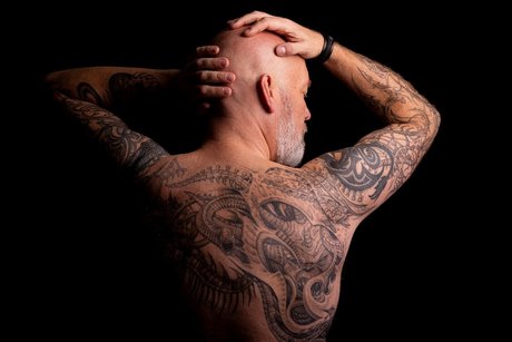 Naakte gelekte OnlyFans-foto van Bearded Vegan Daddy