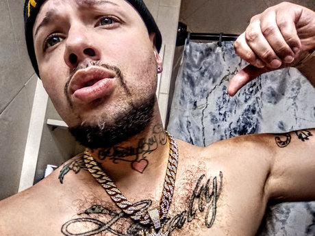 Naakte gelekte OnlyFans-foto van Blatinodaddyangel