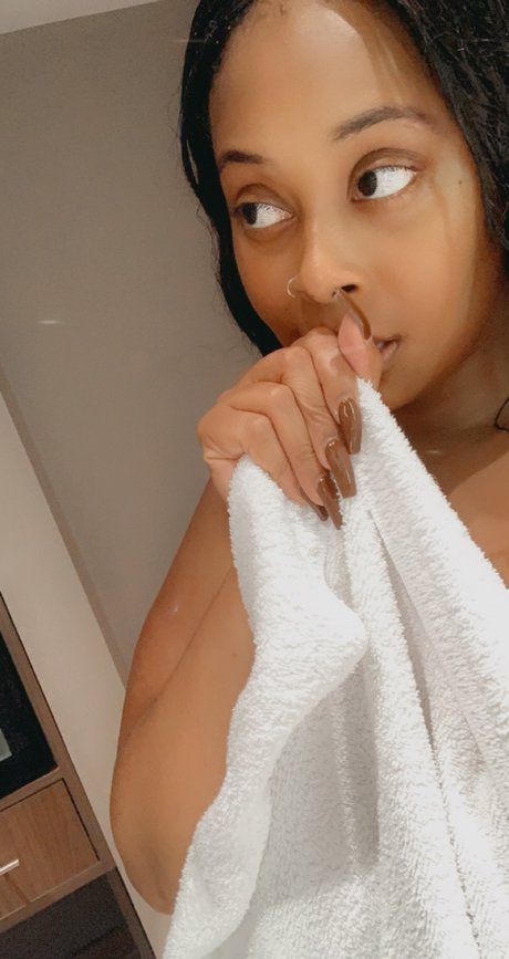 Alasti lekkinud OnlyFans-i pilt Memesplayhouse