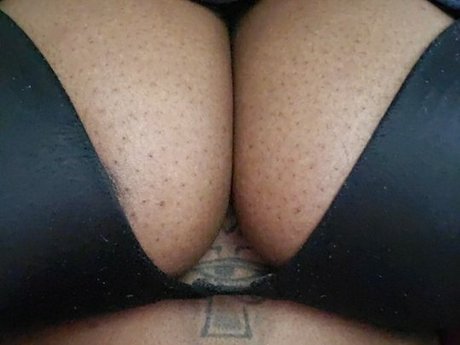 Alasti lekkinud OnlyFans-i pilt The Black Lily
