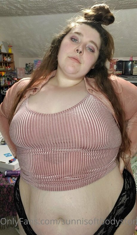 Nahá fotka uniklých OnlyFans od Sunnisoftbodystoner