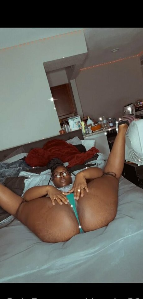 Naakte gelekte OnlyFans-foto van Donsha21