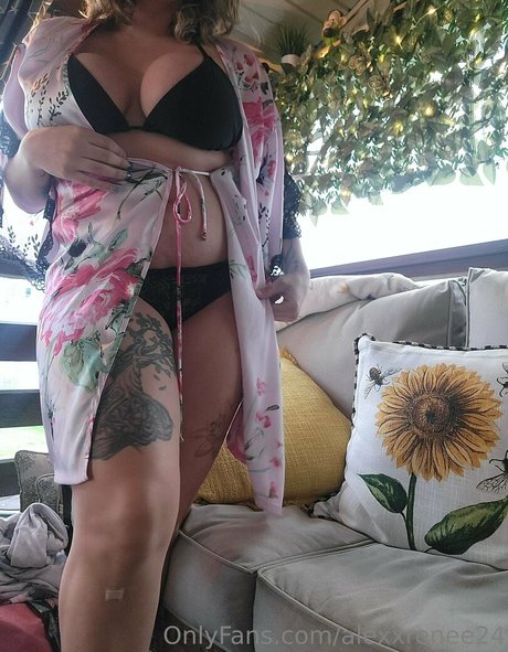 Nahá fotka uniklých OnlyFans od Alexxrenee24