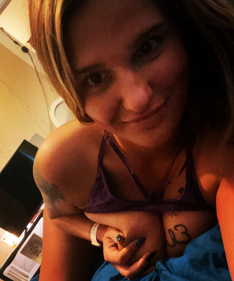 Naken lekkede OnlyFans-bilde av Lilpocahontass