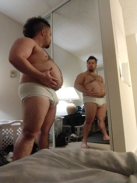 Naken läckt OnlyFans-bild av Donovan That Bulky Asian Gainer