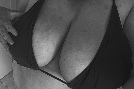 Naken läckt OnlyFans-bild av Bbwbrattysub