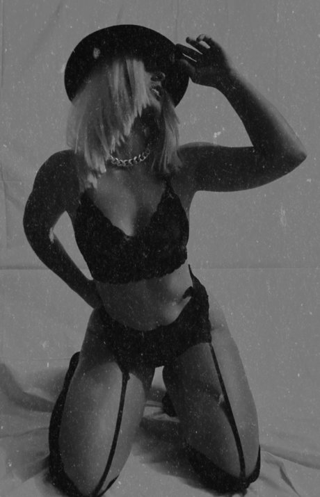 Naakte gelekte OnlyFans-foto van Mila Faye