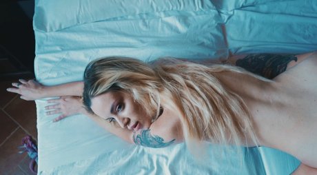 Naken läckt OnlyFans-bild av Miku
