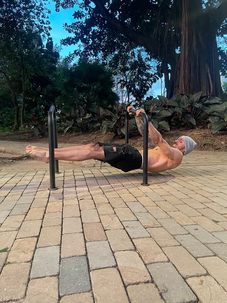 Alasti lekkinud OnlyFans-i pilt Mike Zander