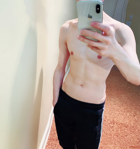 Nahá fotka uniklých OnlyFans od Asian Twink Top